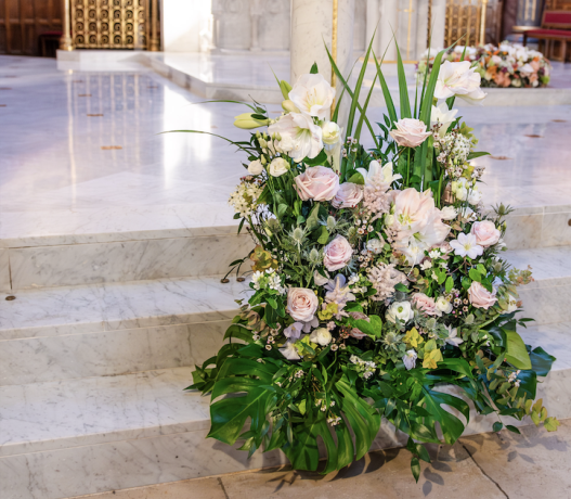 Composition florale sobre en hommage