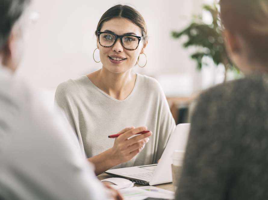 Conseiller funéraire accompagnant une famille dans l'organisation des obsèques